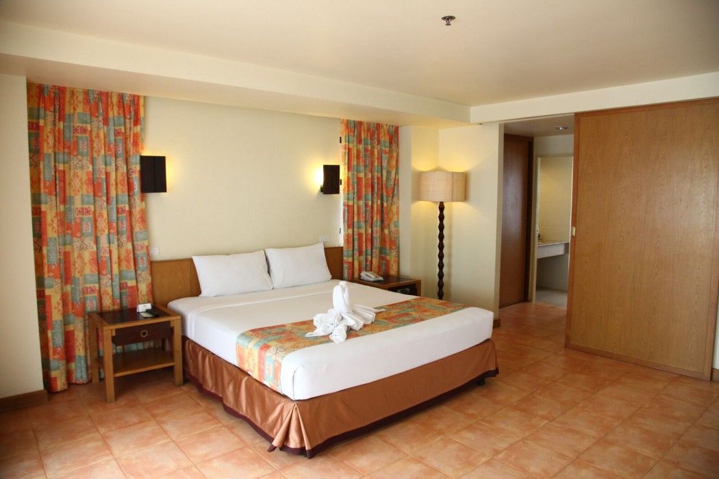 โรงแรม ซันชายน์โฮเทลแอนด์เรสซิเดนซ์ - Sha Pattaya
